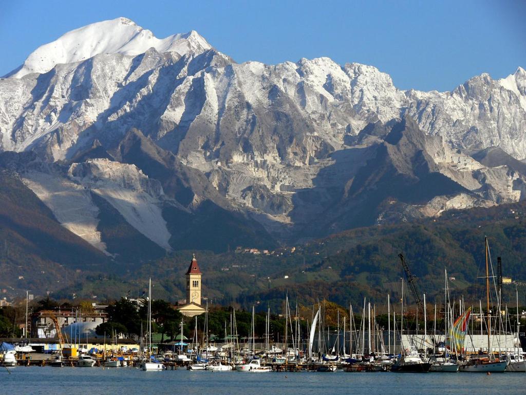 Between Pisa And 5 Terre Marina Di Carrara Exterior foto